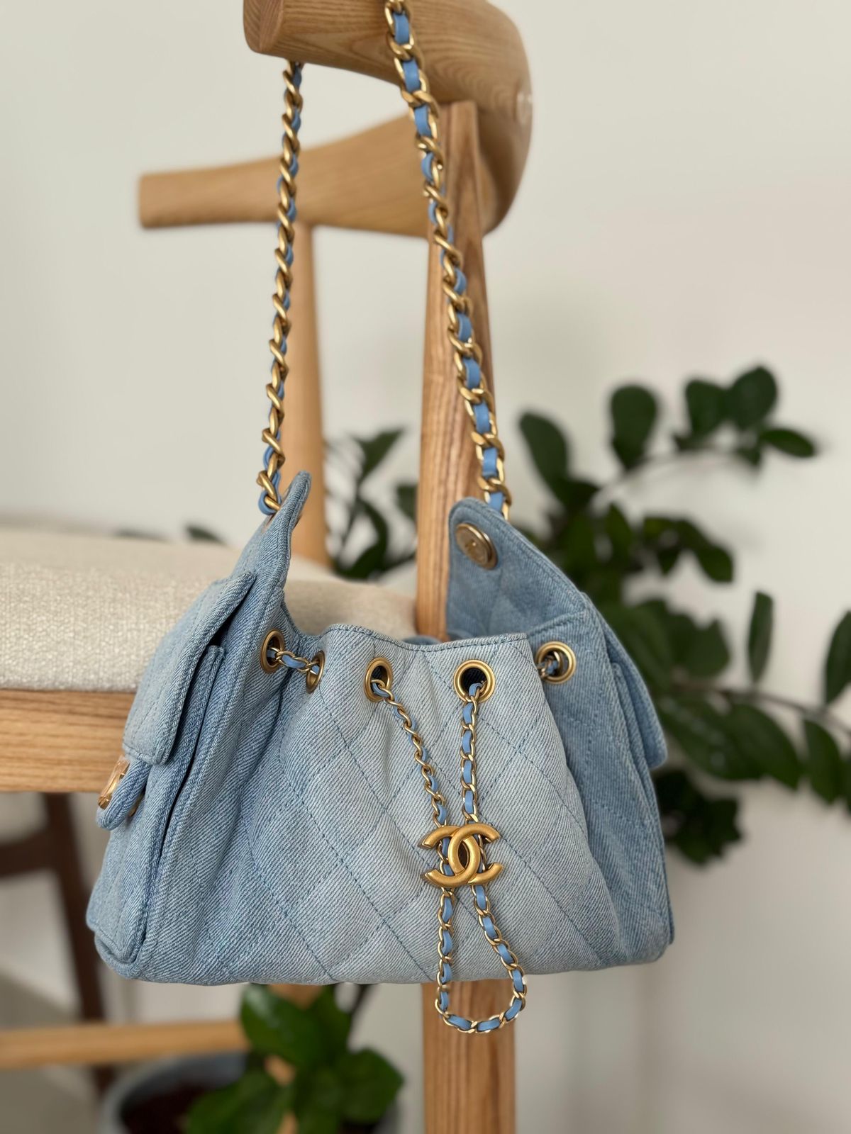 Chanel 25 small hobo bag in a grained calfskin leather